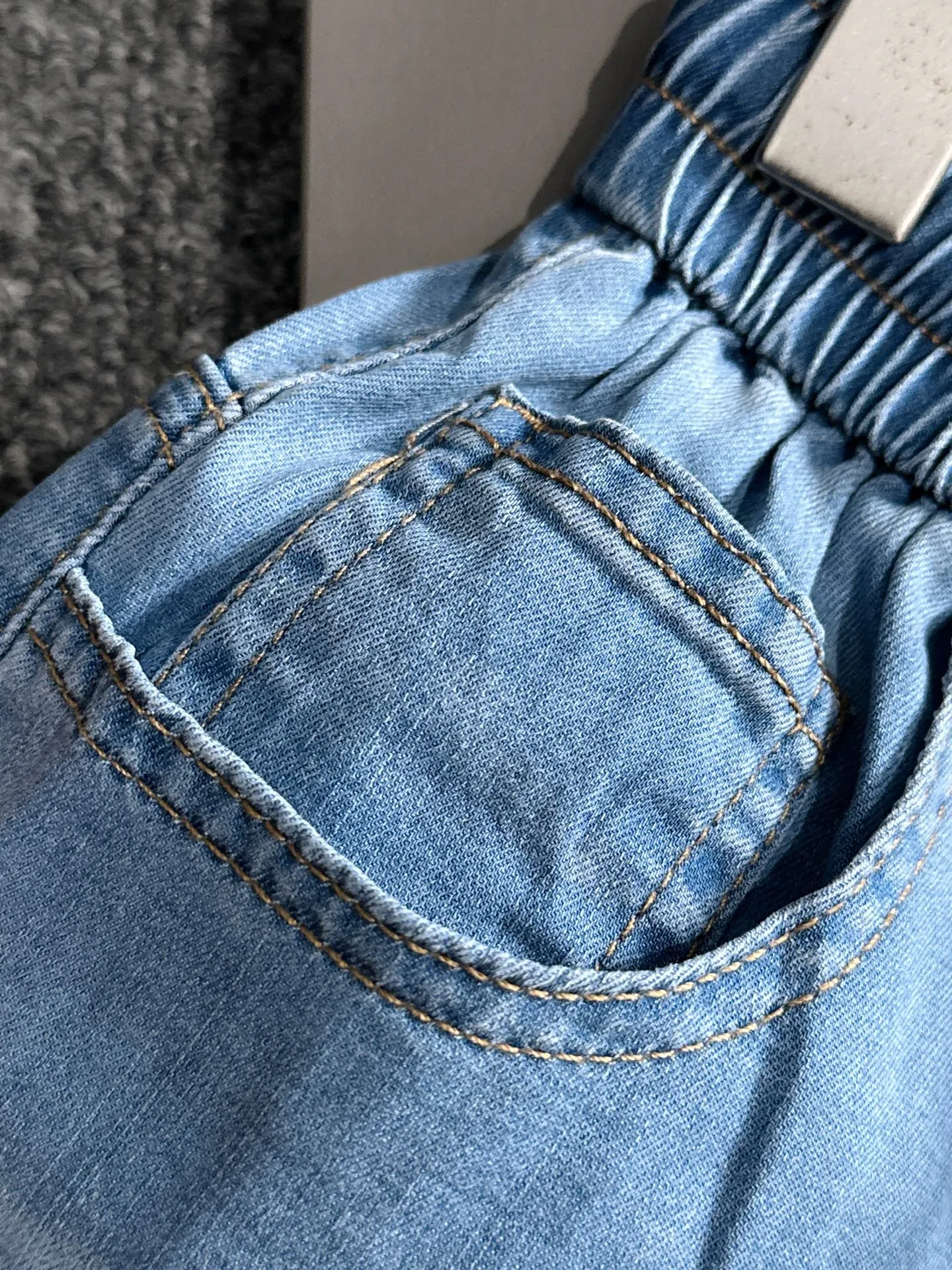 P300 Big Goose 2025 summer new jeans denim shorts are woven from imported Japanese Denim plain cotton denim fabrics. They have three standards. The top stone-washed process makes the texture reach the old taste of the 1980s. It is soft, delicate, comfortable and breathable. The color has a modern and fashionable vicissitudes. The upper body is versatile and fashionable! Light luxury is a must-have item for daily commuting! Size: M-4XL (please state your height and weight when placing an order)